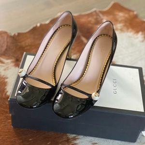 Gucci gold heels, gorgeous!